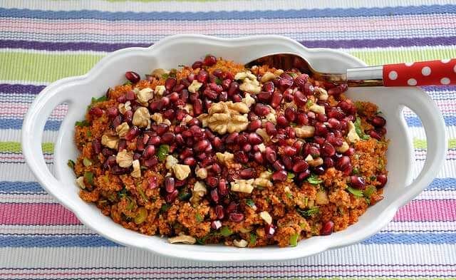 Bulgursalat mit Granatapfel und Walnüssen – Narli Cevizli Kısır