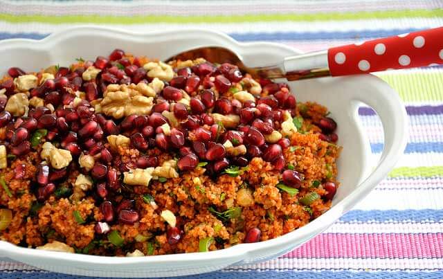 Bulgursalat mit Granatapfel und Walnüssen – Narli Cevizli Kısır