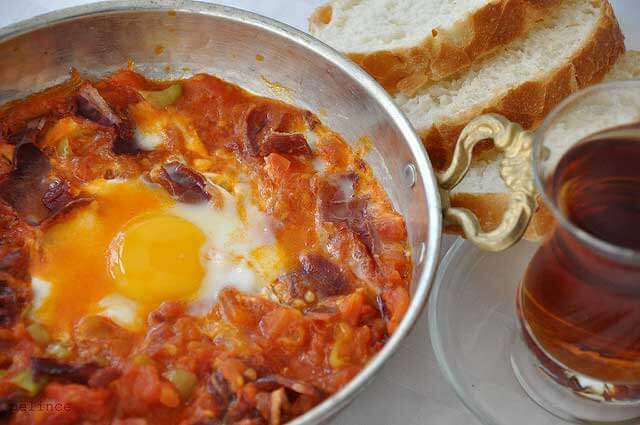 Türkisches Pfannengericht mit Rinder Dörrfleisch – Pastırmalı Menemen