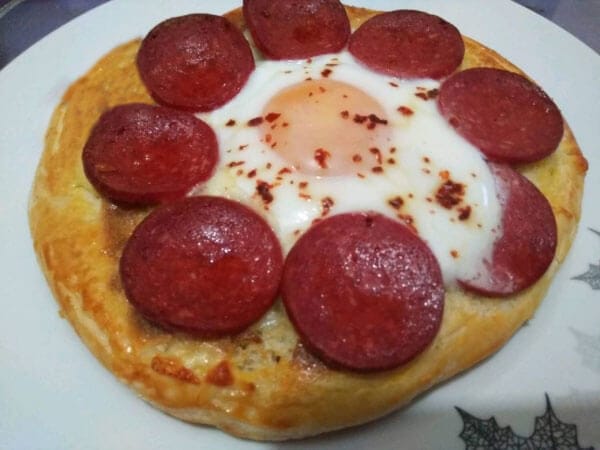 Brot mit Sucuk und Ei - Bazlamada Sucuklu Yumurta