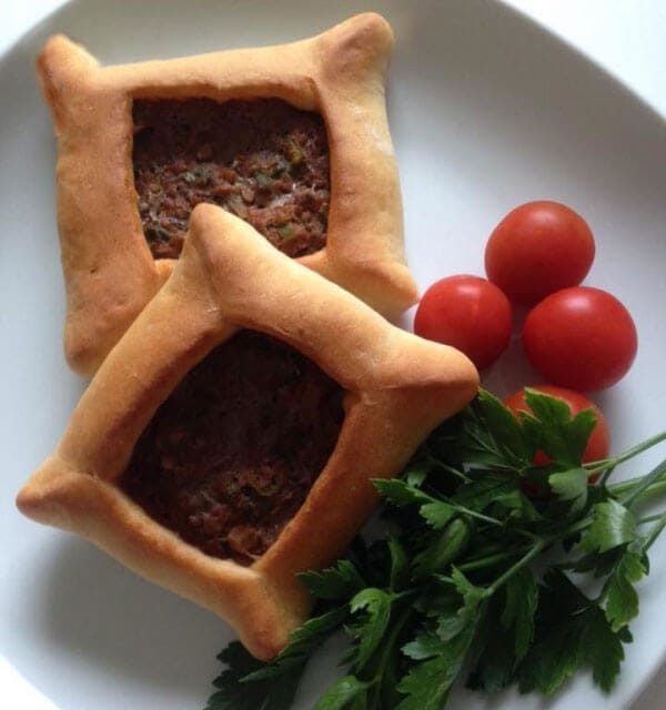 Fladen mit Hackfleisch - Kıymalı Kare Pide