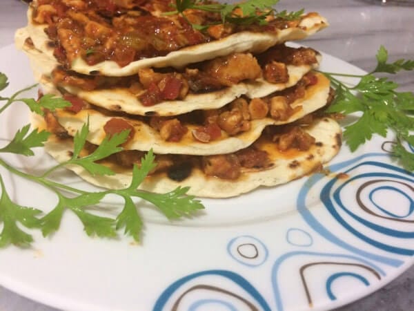 Hähnchen Saute auf dem Brot - Bazlamalı Tavuk Sote