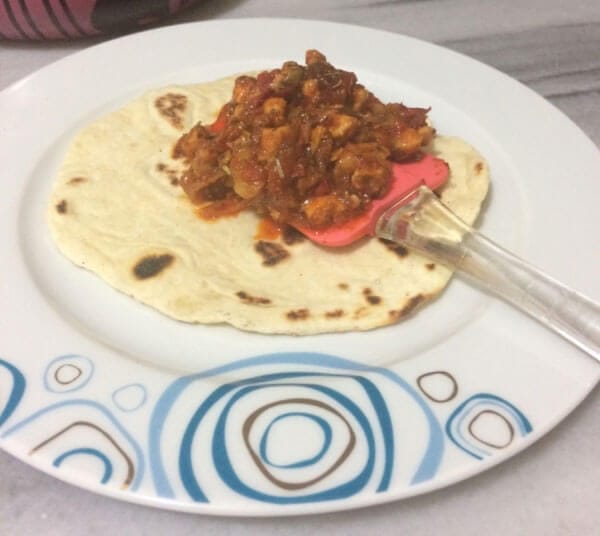 Hähnchen Saute auf dem Brot - Bazlamalı Tavuk Sote