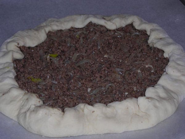 Fladen mit Hackfleisch und Käse - Kıymalı Peynirli Pide