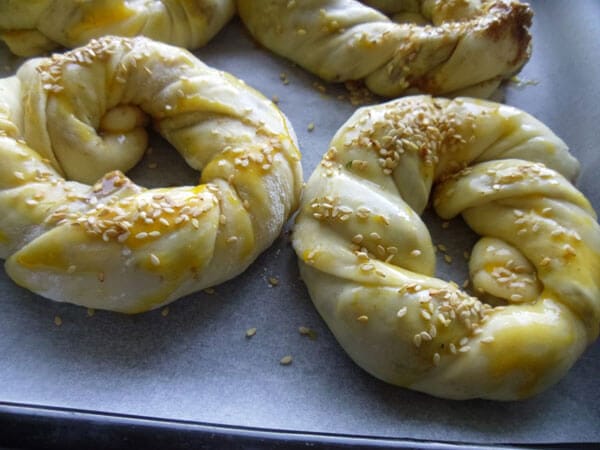 Türkische Brötchen mit Mohn und Walnüssen - Haşhaşlı Cevizli Açma