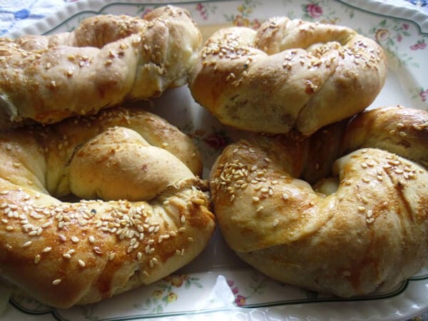 Türkische Brötchen mit Mohn und Walnüssen - Haşhaşlı Cevizli Açma