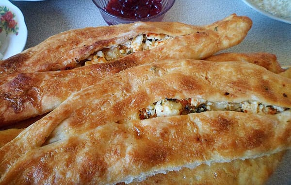 Fladen mit Käse - Karışık Peynirli Pide