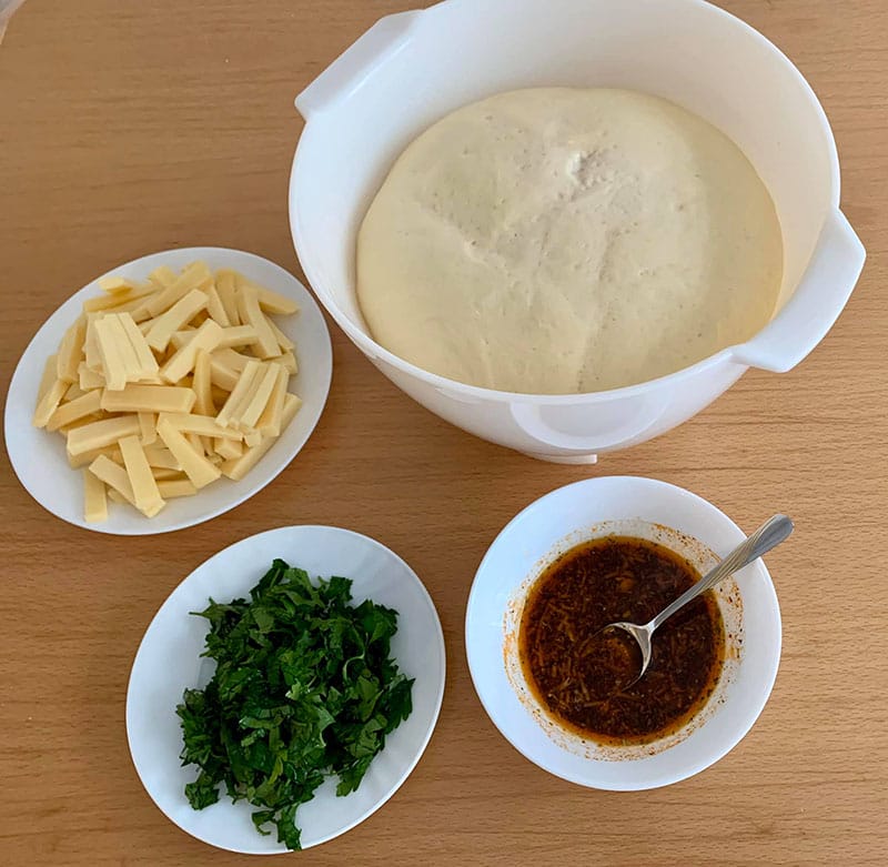 Türkische Pide Rezept mit Knoblauch und Gouda